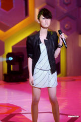 幻灯图：泳儿性感装扮抢收视 何润东想赴港苦练粤语