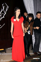 幻灯图：陈慧琳代言成浪漫女神 长裙衬窈窕身材