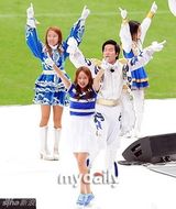 组图：刘在锡朴明秀等担任足球比赛啦啦队