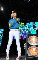 高清图：李宇春个唱成催泪弹 谢霆锋重弹吉他落泪