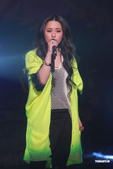 组图：《劲歌金曲》录影 阿娇(钟欣桐)出席郑欣宜落泪