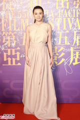 组图：亚太影展红毯生辉 刘嘉玲露半球曾宝仪秀美背