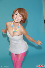 组图：罗彩玲露事业线拍写真 性感失守走光