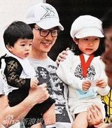 组图：47岁任贤齐家庭照曝光 妻子端庄儿女可爱