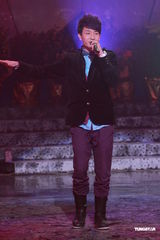 组图：《劲歌金曲》录影 阿娇(钟欣桐)出席郑欣宜落泪