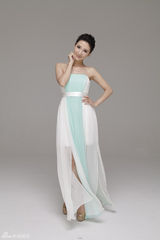 组图：卢莹写真大片出炉 抹胸长裙飘逸脱俗