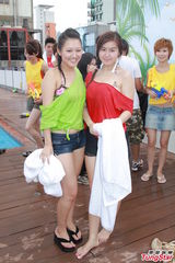 组图：白云梁政钰湿身抛胸大秀事业线