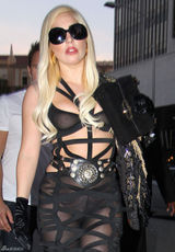 组图：Lady Gaga薄纱bra无惧露点金发墨镜闪亮登场