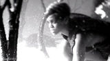 幻灯图集：蕾哈娜新曲MV造型狂野 化身摇滚明星