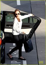 组图：皮特与朱莉情人节相聚伦敦 甜蜜护妻