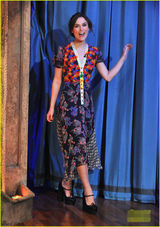 组图：凯拉-奈特莉花裙亮相 大秀小提琴多才多艺