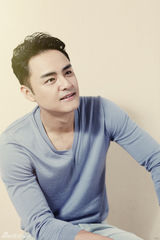 组图：明道曝淡雅写真眼神温暖亦动人