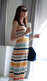 组图：童瑶街拍秀彩色条纹连衣裙