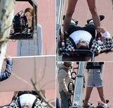 组图：鸟叔新单首播 MV耍帅躺美女胯下销魂