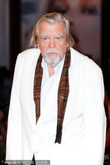 组图：《硬纸盒小镇》首映 导演埃曼诺牵爱妻亮相