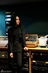 组图：尚雯婕录音花絮曝光 David Kosten助阵