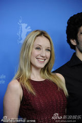 高清组图：《双重恶魔》发布会 女星塞尼耶显娇媚