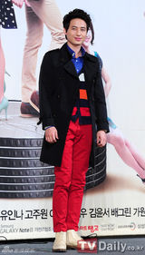 组图：IU紧身裙性感亮相宣传《最佳李顺心》