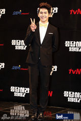 组图：韩新老偶像歌手齐聚《回应吧1997》发布会