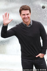 组图：阿汤哥亲昵搂绯闻女友 调笑玩闹艳福不浅