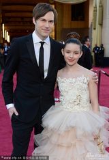 组图：小超模法提玛与编剧肖恩-克里斯汀森亮相