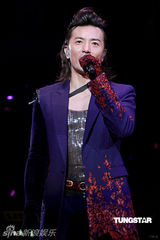 高清组图：郑伊健演唱会 舒淇登台与其热吻