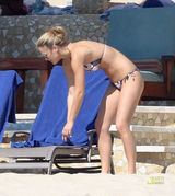 组图：莱奥纳多女友芭儿-拉法莉穿比基尼晒日光