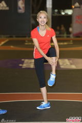 组图：蔡依林玩篮球胸部疑缩水 不介意恋情被拍