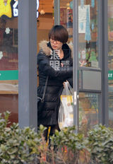 组图：谢楠独自回京吴京司机接送