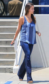 组图：杰西卡-阿尔芭街拍 条纹上衣搭牛仔裤