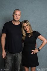 组图：《犯罪人生》安妮斯顿罗宾斯甜蜜拍写真