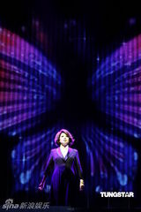 组图：蔡琴百万精华上海演唱会 回忆往事泪盈眼眶