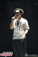 组图：陈奕迅开唱造型似黑山老妖 少说话多唱歌