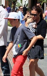 组图：贝克汉姆千金首曝光 小脸肉嘟嘟可爱至极