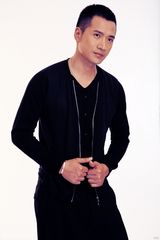 组图：何晟铭拍时尚写真 显简约搭配魅力