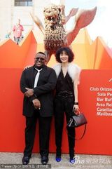 高清组图：张曼玉抵达威尼斯 和一黑人男伴现身