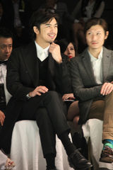 组图：陈柏霖亮相上海时装周 英伦绅士造型抢镜