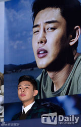 组图：《强哲》试映  刘亚仁模范生打扮亮相