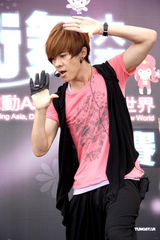 幻灯图：唐禹哲与彭于晏扮帅气选手大玩街舞