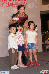 组图：何韵诗生日吃饭庆祝 緋闻女友送砧板