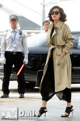 组图： 金成玲赴戛纳影展 墨镜风衣显女王气质