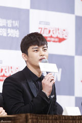 独家：《处世王》徐仁国李荷娜搭肩似亲姐弟