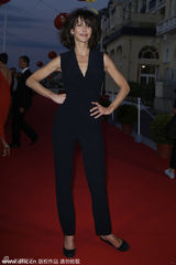 组图：章子怡获苏菲玛索颁奖 亲密合影似姐妹花