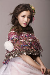 组图：鲍天琦身披薄纱柔美水嫩 化身复古小仙女