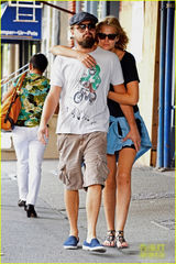 组图：莱昂纳多-迪卡普里奥与超模女友当街亲热 搂胸摸大腿