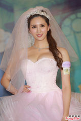 组图：何傲儿避谈旧爱 爆乳披婚纱有出嫁感觉