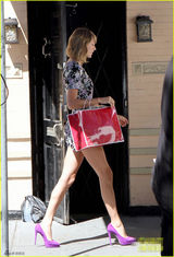 组图：泰勒-斯威夫特碎花超短裙露大腿根性感飘香