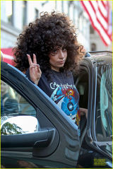 组图：Gaga高跟靴黑网袜魅惑十足 爆炸头吸睛