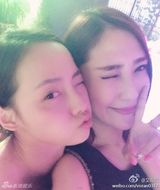 组图：张嘉倪生日被求婚 与男友双双落泪