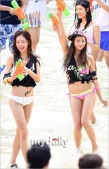 组图：GD水上乐园疯玩 水枪喷比基尼美女